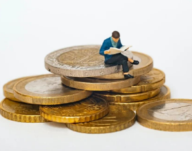 中国人排队出国上热搜，实际上不全是为了旅游...