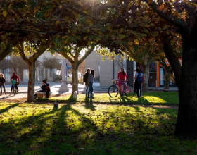 &ldquo;考研缩招&rdquo;上热搜，多所高校难度升级！2023届考生：要卷成麻花了 ！