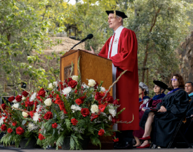 斯坦福举行2026届开学典礼：能跻身这所名校，身上都有些隐藏技能！