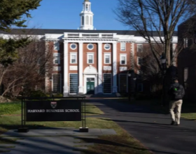 暴跌50万！这届考研人选择出国读研...