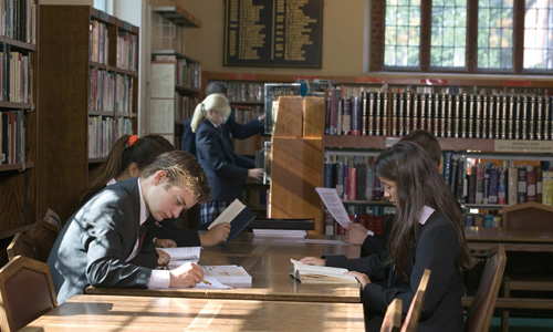 关于留学英国择校的考虑因素有什么