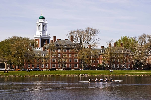 到美国留学本科，该怎么择校呢？