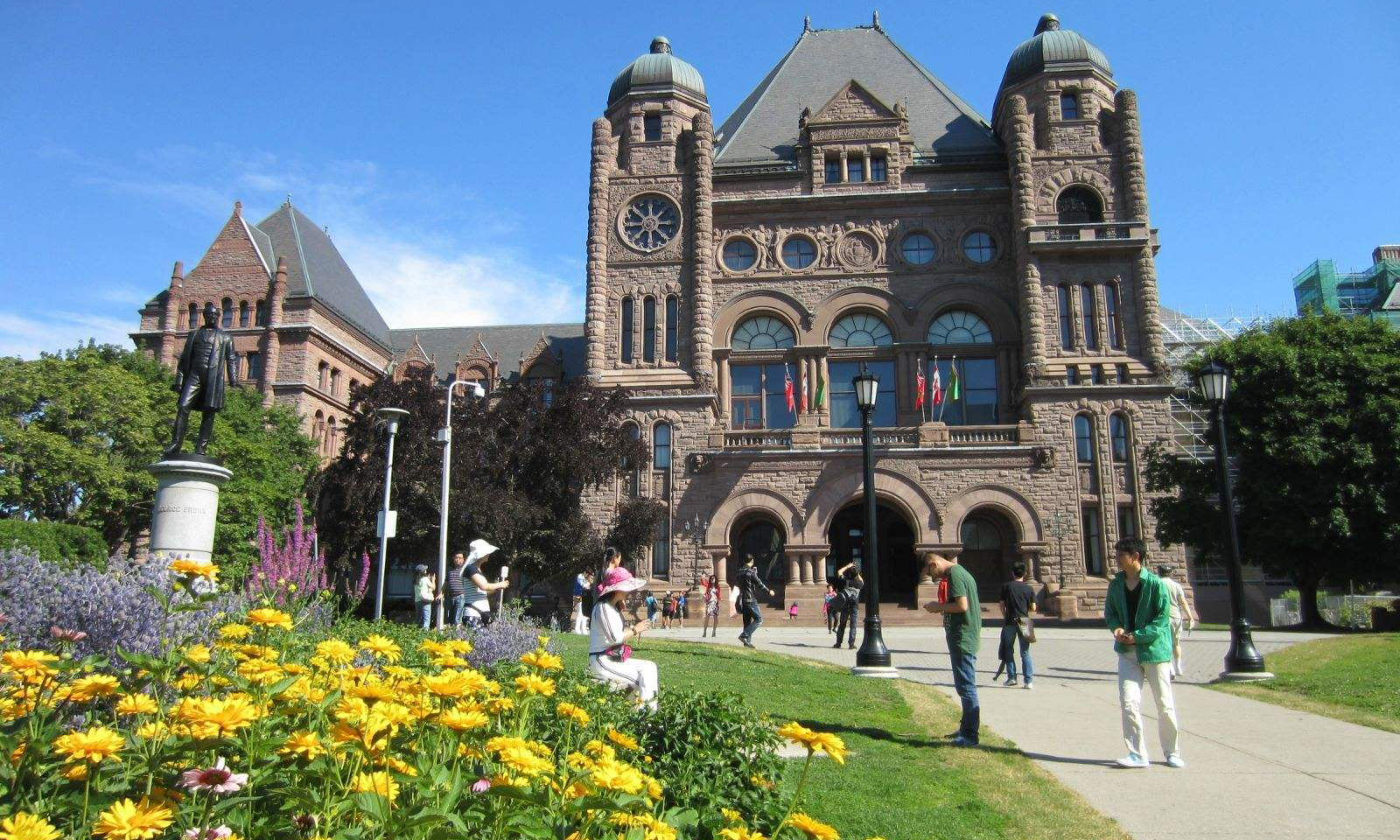 高考后申请加拿大留学的优势和劣势分析