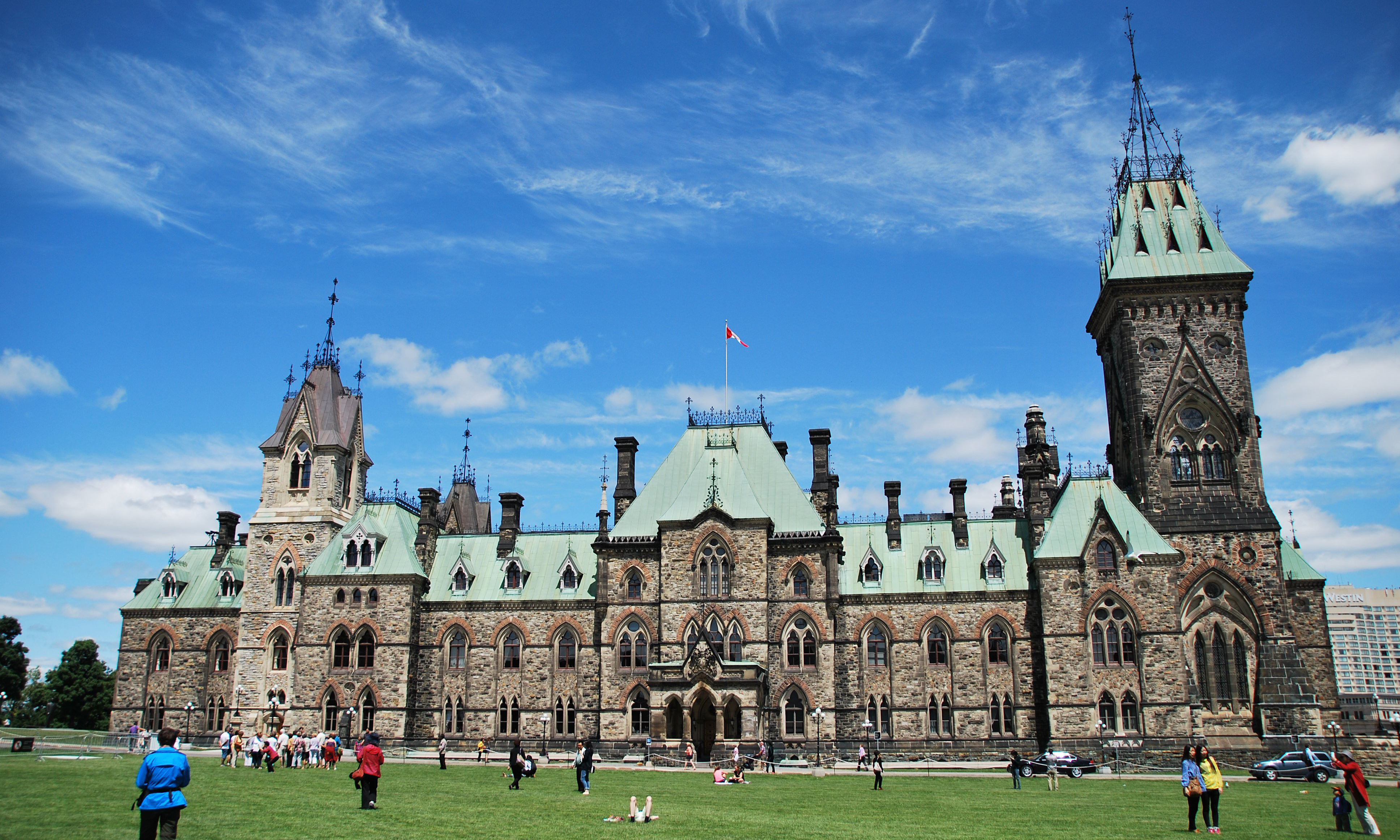 申请加拿大低龄留学择校选公立or私立？