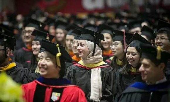 常春藤最美学士服花落谁家？怎么才能穿上藤校学士服