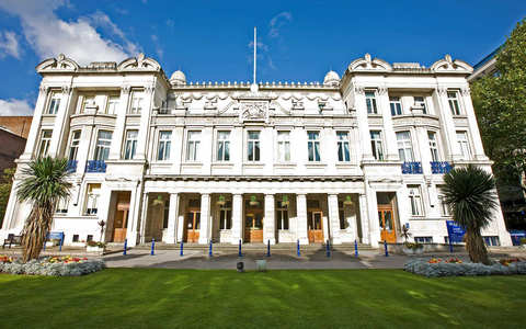 英国女王大学留学一年需要花费多少钱？